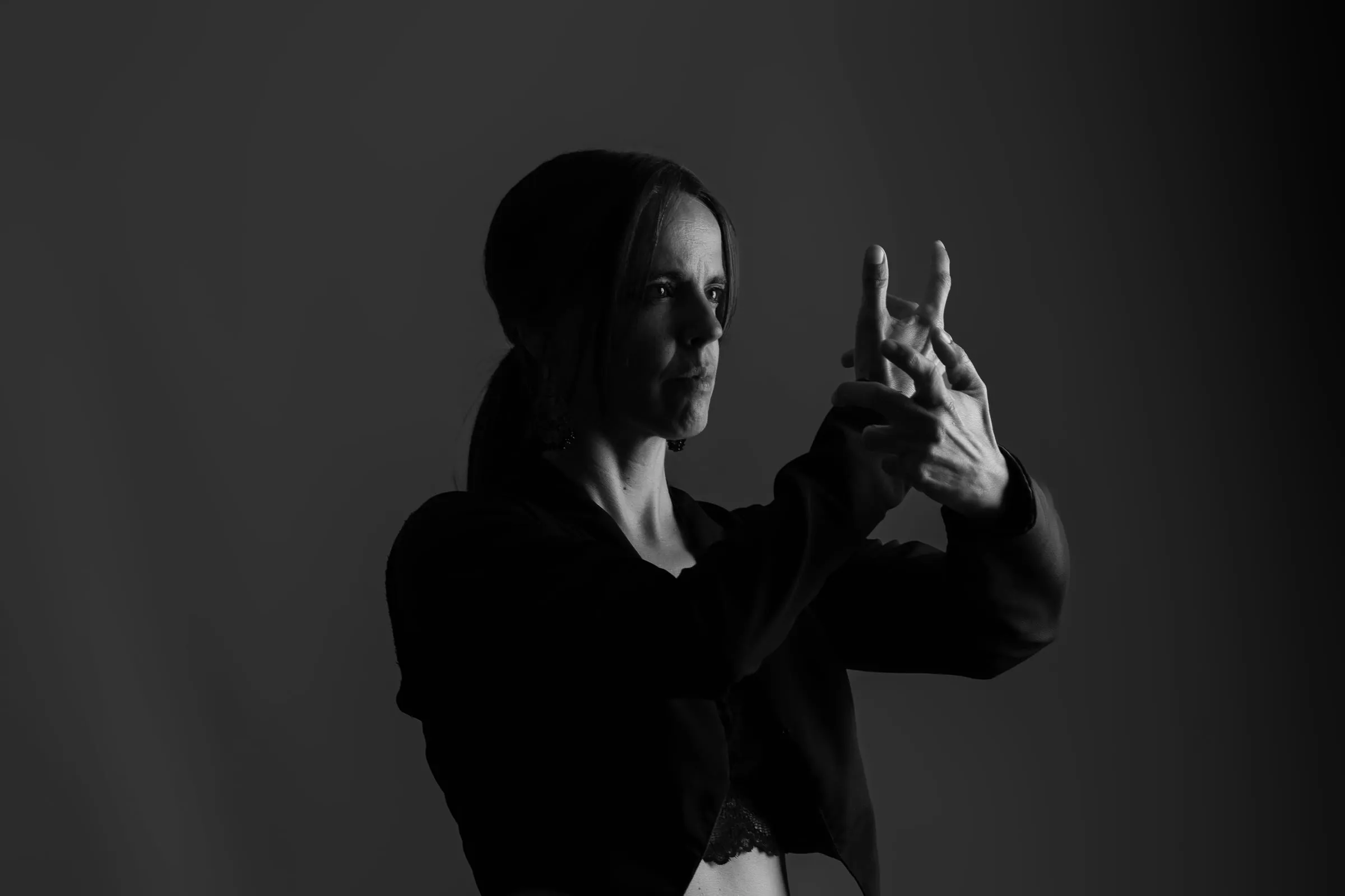 Aina Núñez marca un floreo con las manos, en primer plano.